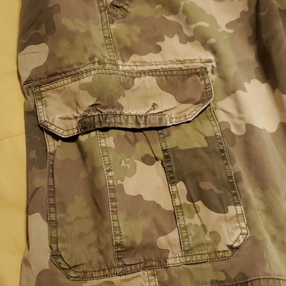 Old Navy Camouflage Green Cargo shorts - Picture 12 of 15